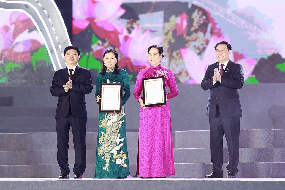 Chủ tịch Quốc hội Vương Đình Huệ thay mặt lãnh đạo Đảng và Nhà nước trao Quyết định công nhận 2 Bảo vật Quốc gia cho tỉnh Hà Nam gồm: Bia đá chùa Giàu và Trống đồng Tiên Nội 1. (Ảnh: Doãn Tấn/TTXVN)