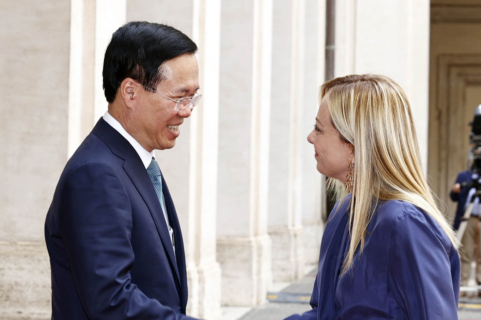 Thủ tướng Italy Giorgia Meloni đón Chủ tịch nước Võ Văn Thưởng. (Ảnh: Thống Nhất/TTXVN)