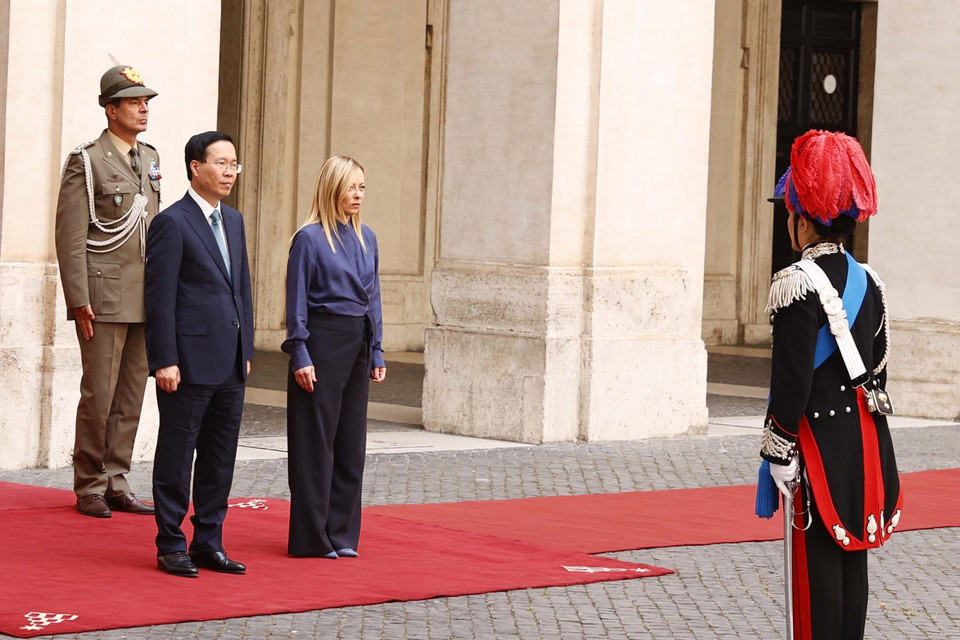 Thủ tướng Italy Giorgia Meloni đón Chủ tịch nước Võ Văn Thưởng. (Ảnh: Thống Nhất/TTXVN)