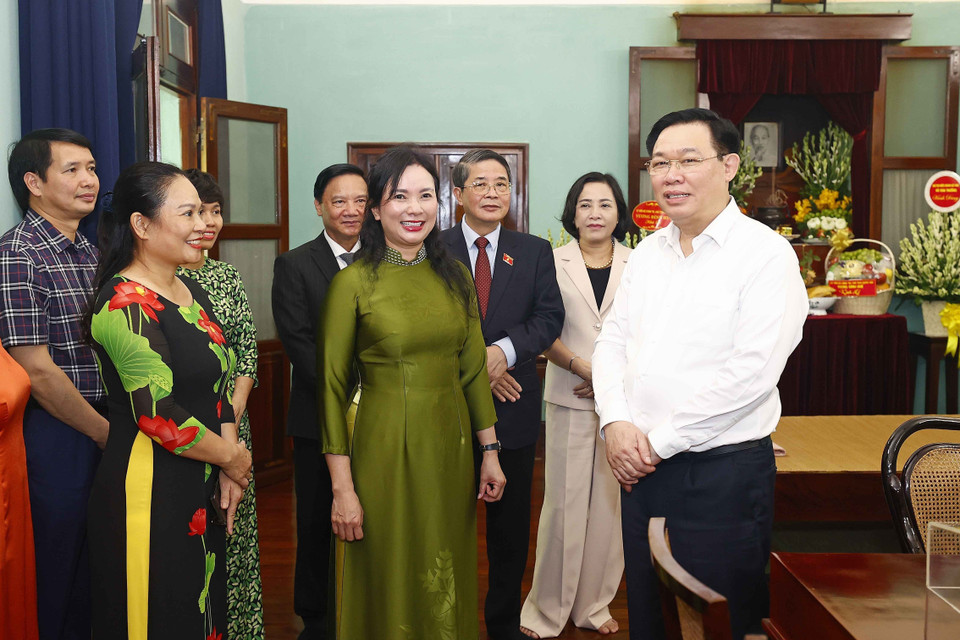 Chủ tịch Quốc hội Vương Đình Huệ với cán bộ, nhân viên Khu Di tích Chủ tịch Hồ Chí Minh. (Ảnh: Doãn Tấn/TTXVN)