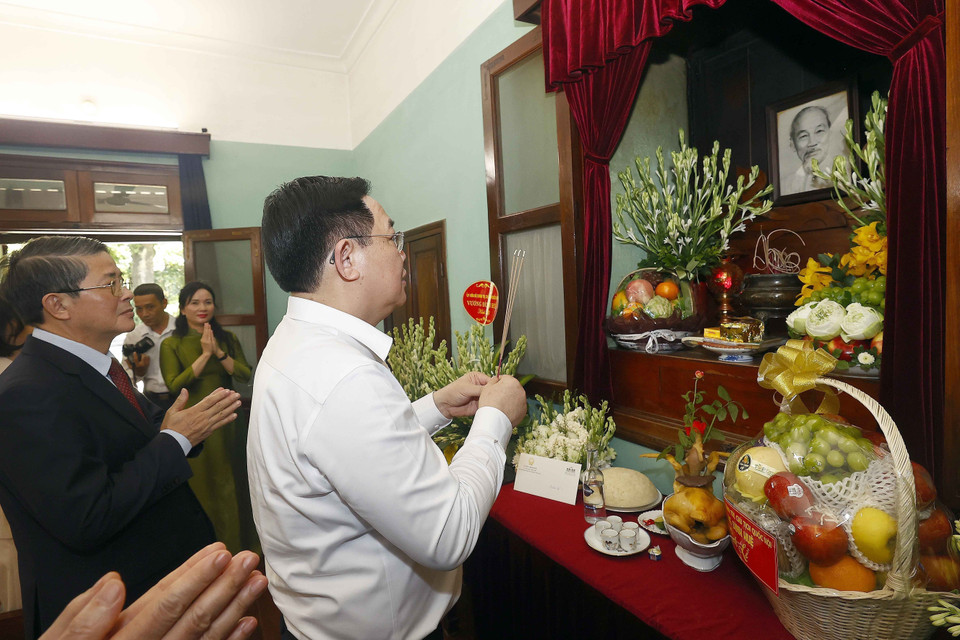 Chủ tịch Quốc hội Vương Đình Huệ dâng hương tưởng niệm Chủ tịch Hồ Chí Minh. (Ảnh: Doãn Tấn/TTXVN)
