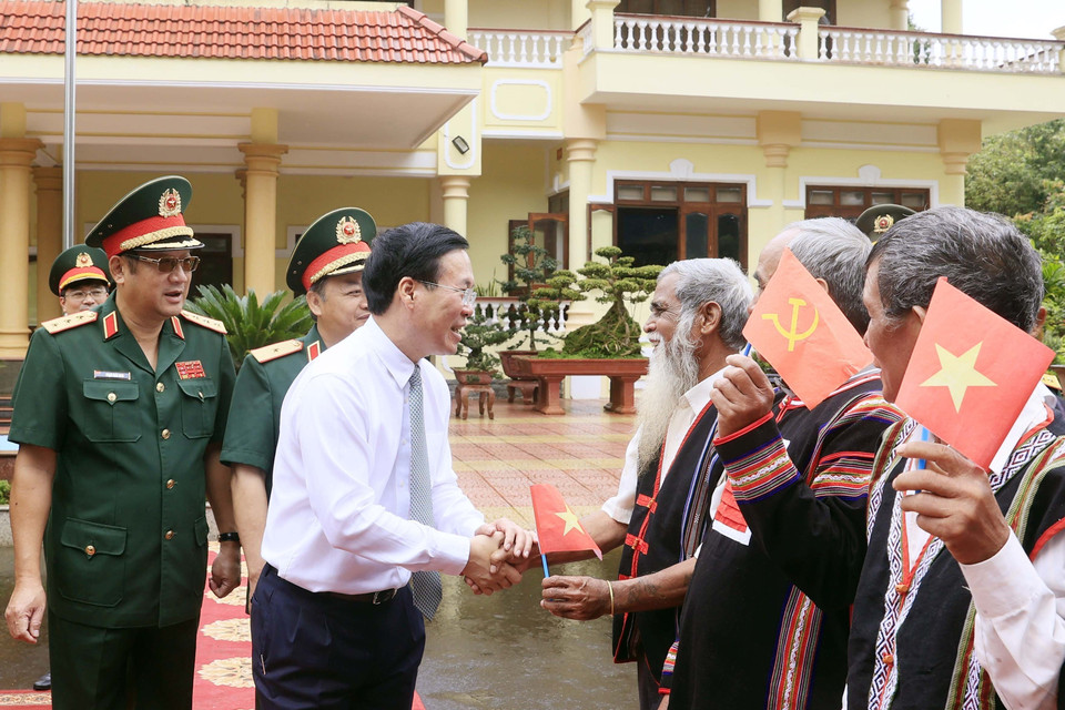 Chủ tịch nước Võ Văn Thưởng với các già làng, trưởng bản và người có uy tín tỉnh Gia Lai. (Ảnh: Thống Nhất/TTXVN)