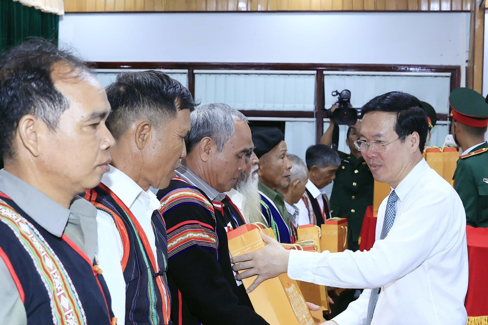 Chủ tịch nước Võ Văn Thưởng tặng quà cho các già làng, trưởng bản và người có uy tín tỉnh Gia Lai. (Ảnh: Thống Nhất/TTXVN)