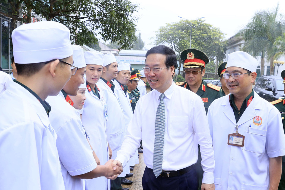 Chủ tịch nước Võ Văn Thưởng với các y bác sỹ Bệnh viện Quân y 15-Binh đoàn 15. (Ảnh: Thống Nhất/TTXVN)