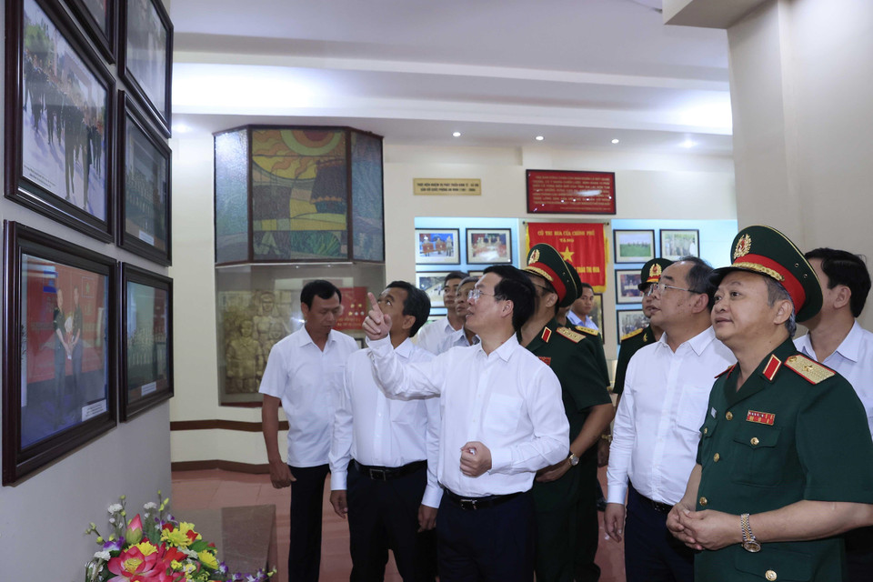 Chủ tịch nước Võ Văn Thưởng thăm Nhà Truyền thống Binh đoàn 15. (Ảnh: Thống Nhất/TTXVN)