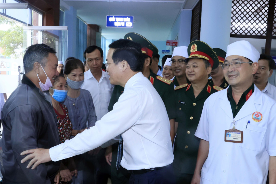 Chủ tịch nước Võ Văn Thưởng thăm hỏi nhân dân đến khám chữa bệnh tại Bệnh viện Quân y 15. (Ảnh: Thống Nhất/TTXVN)