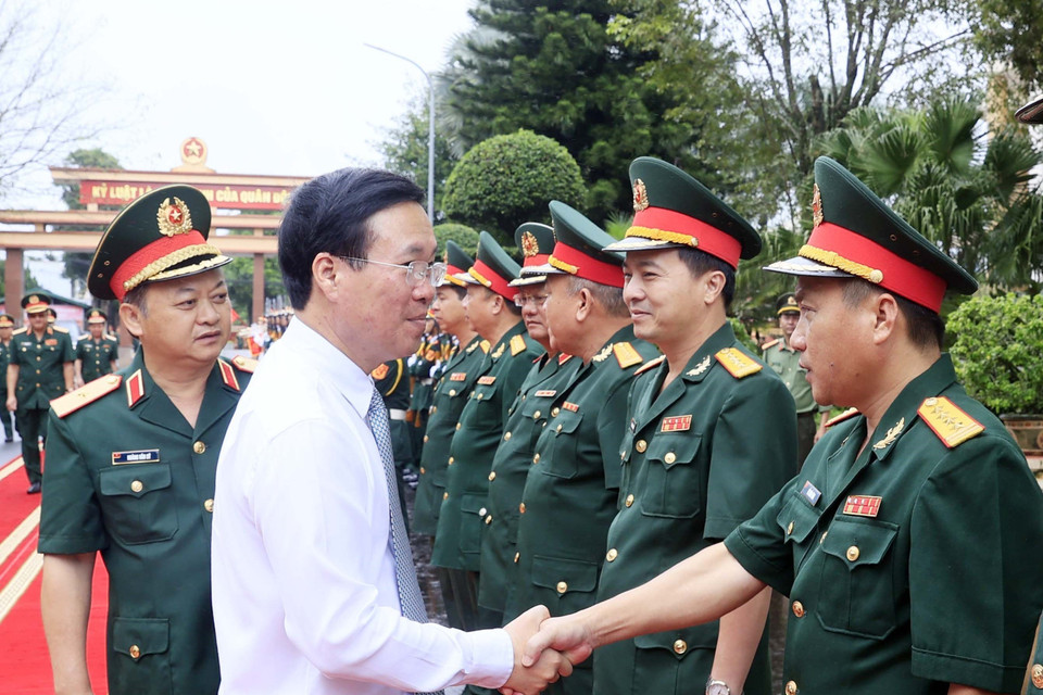 Chủ tịch nước Võ Văn Thưởng với cán bộ, sỹ quan Binh đoàn 15. (Ảnh: Thống Nhất/TTXVN)