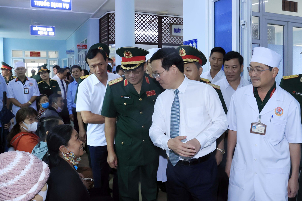 Chủ tịch nước Võ Văn Thưởng thăm hỏi nhân dân đến khám chữa bệnh tại Bệnh viện Quân y 15. (Ảnh: Thống Nhất/TTXVN)