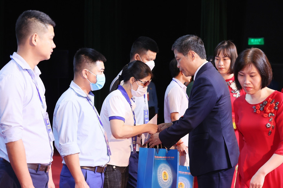 Trưởng Ban Kinh tế Trung ương Trần Tuấn Anh trao quà cho các công nhân có hoàn cảnh khó khăn. (Ảnh: Dương Giang/TTXVN)