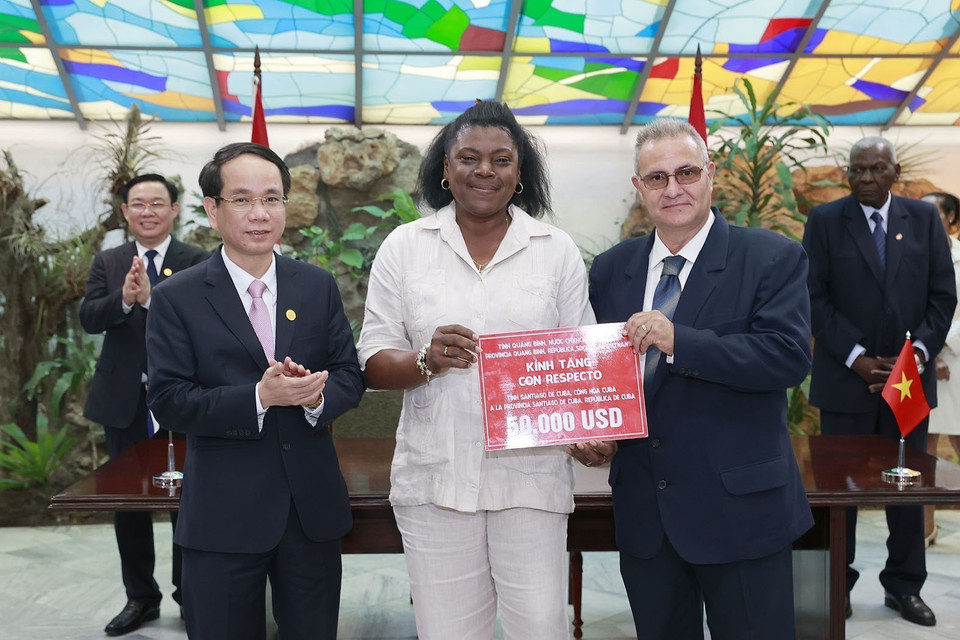 Chủ tịch Quốc hội Vương Đình Huệ và Chủ tịch Quốc hội Cuba chứng kiến lãnh đạo tỉnh Quảng Trị trao số tiền 50.000 USD tặng thành phố Santiago de Cuba cùng thỏa thuận hợp tác giữa hai địa phương. (Ảnh: Doãn Tấn/TTXVN)