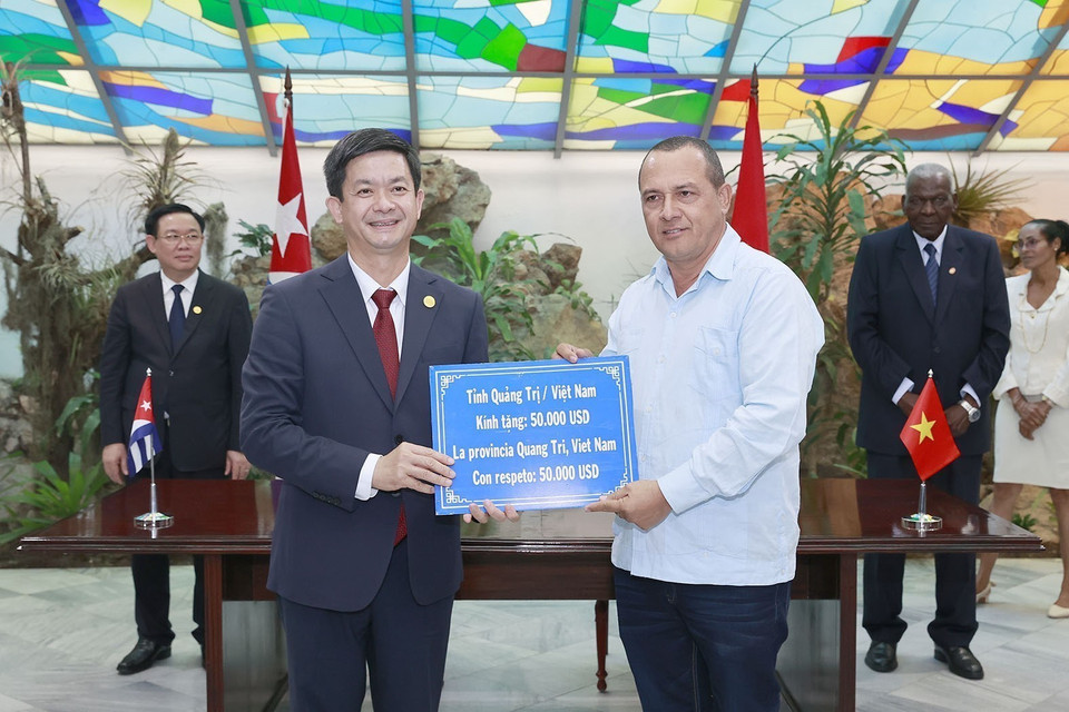 Chủ tịch Quốc hội Vương Đình Huệ và Chủ tịch Quốc hội Cuba chứng kiến lãnh đạo tỉnh Quảng Trị trao 50.000 USD tặng tỉnh Holquín cùng thỏa thuận hợp tác giữa hai địa phương. (Ảnh: Doãn Tấn/TTXVN)