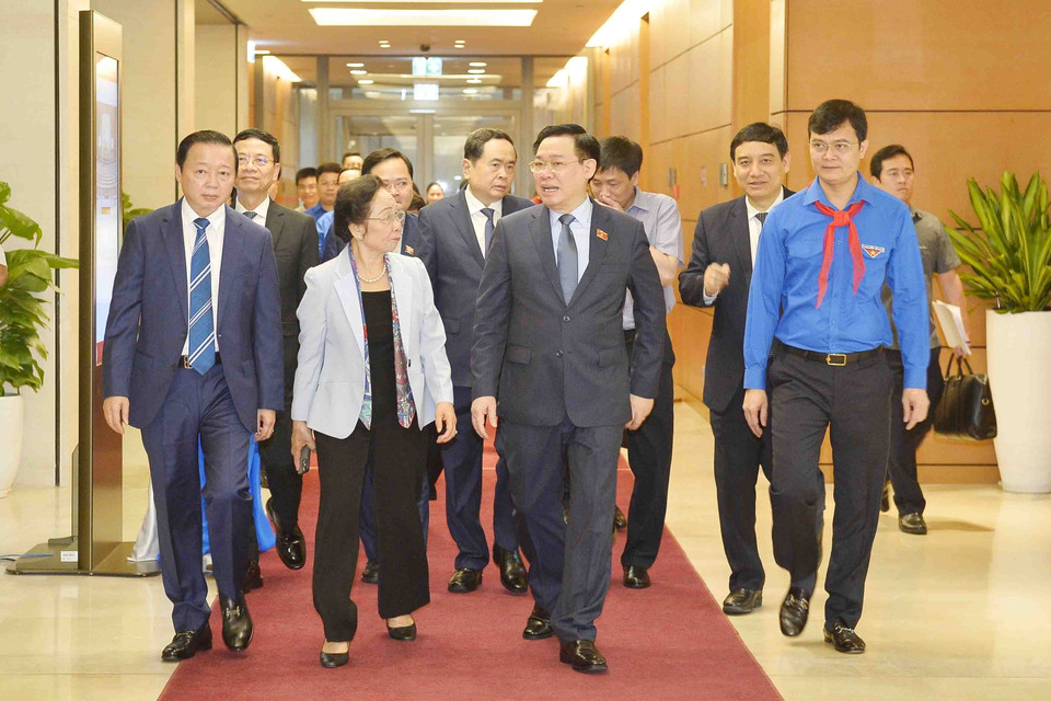 Chủ tịch Quốc hội Vương Đình Huệ cùng các đại biểu dự Phiên họp giả định Quốc hội trẻ em lần thứ nhất năm 2023. (Ảnh: Minh Đức/TTXVN)