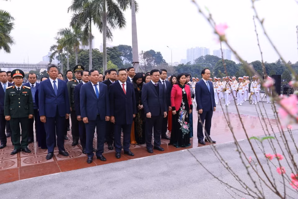 Đoàn đại biểu Thành ủy, HĐND, UBND, Ủy ban MTTQ Việt Nam thành phố Hà Nội tưởng nhớ các vị tiền bối cách mạng và các Anh hùng liệt sỹ. (Ảnh: Văn Điệp/TTXVN)