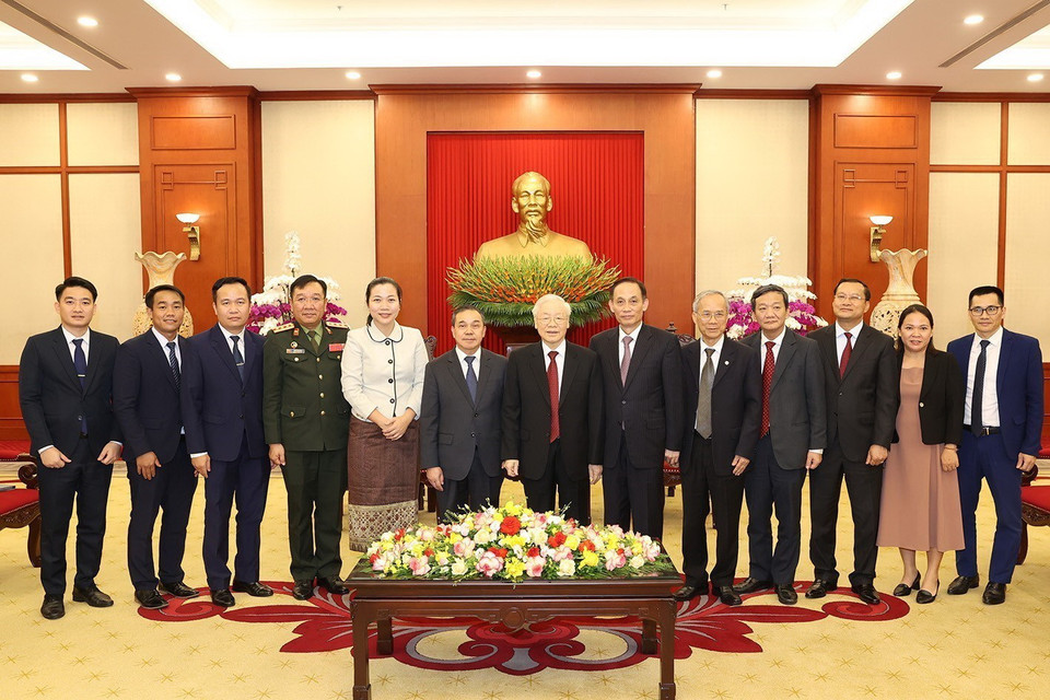 Tổng Bí thư Nguyễn Phú Trọng và Đại sứ Đặc mệnh toàn quyền nước Cộng hòa Dân chủ Nhân dân Lào Sengphet Houngboungnuang cùng các đại biểu chụp ảnh chung. (Ảnh: Trí Dũng/TTXVN)