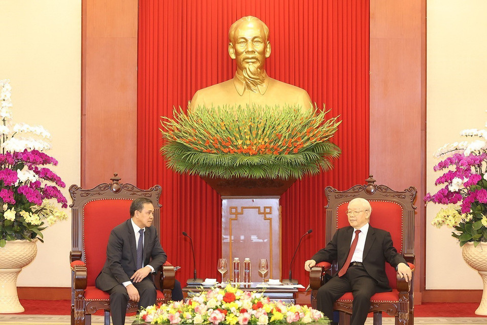 Tổng Bí thư Nguyễn Phú Trọng tiếp Đại sứ Đặc mệnh toàn quyền nước Cộng hòa Dân chủ Nhân dân Lào Sengphet Houngboungnuang đến chào từ biệt nhân kết thúc nhiệm kỳ công tác tại Việt Nam. (Ảnh: Trí Dũng/TTXVN)