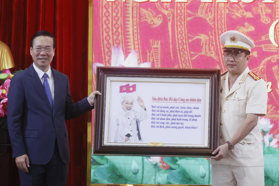 Chủ tịch nước Võ Văn Thưởng tặng Công an tỉnh An Giang bức ảnh về 'Sáu điều Bác Hồ dạy Công an Nhân dân.' (Ảnh: Thống Nhất/TTXVN)