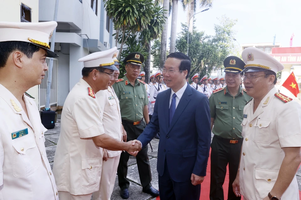 Chủ tịch nước Võ Văn Thưởng và lãnh đạo Công an tỉnh An Giang. (Ảnh: Thống Nhất/TTXVN)