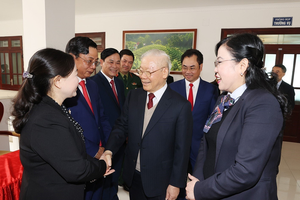 Tổng Bí thư Nguyễn Phú Trọng với Ban Thường vụ và lãnh đạo tỉnh Thái Nguyên. (Ảnh: Trí Dũng/TTXVN)