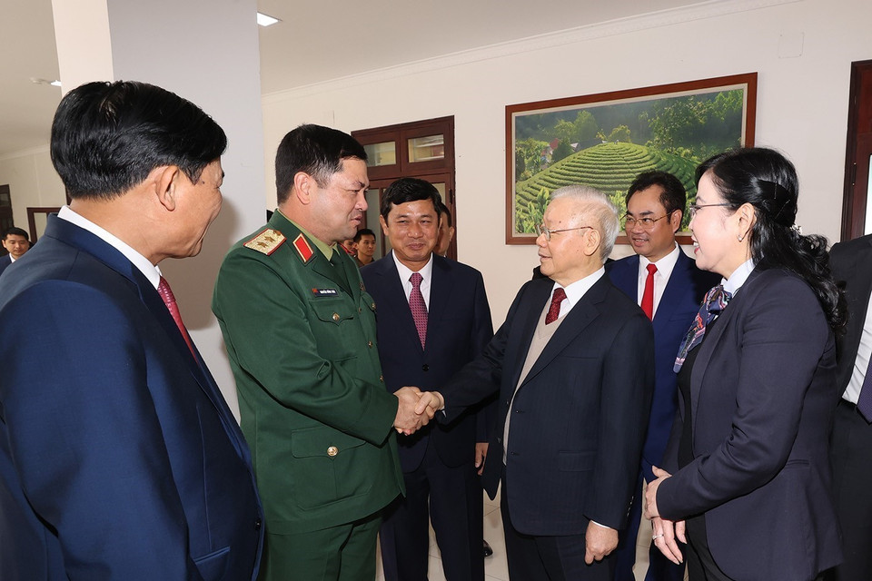 Tổng Bí thư Nguyễn Phú Trọng với Ban Thường vụ và lãnh đạo tỉnh Thái Nguyên. (Ảnh: Trí Dũng/TTXVN)