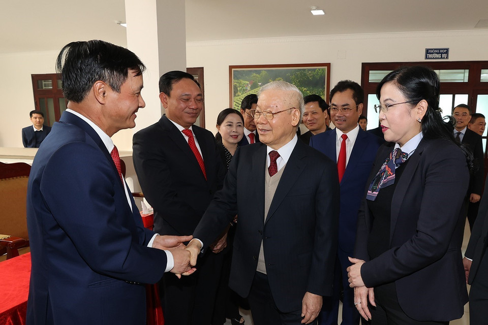 Tổng Bí thư Nguyễn Phú Trọng với Ban Thường vụ và lãnh đạo tỉnh Thái Nguyên. (Ảnh: Trí Dũng/TTXVN)