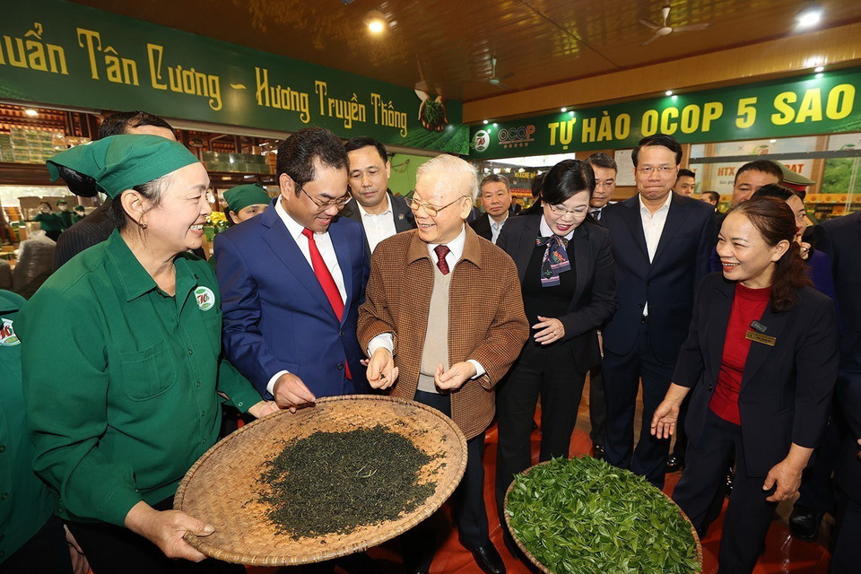 Tổng Bí thư Nguyễn Phú Trọng thăm khu vực trưng bày sản phẩm và chế biến chè của Hợp tác xã Hảo Đạt, thành phố Thái Nguyên. (Ảnh: Trí Dũng/TTXVN)