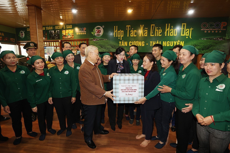 Tổng Bí thư Nguyễn Phú Trọng tặng quà cho cán bộ, nhân viên Hợp tác xã Hảo Đạt, thành phố Thái Nguyên. (Ảnh: Trí Dũng/TTXVN)