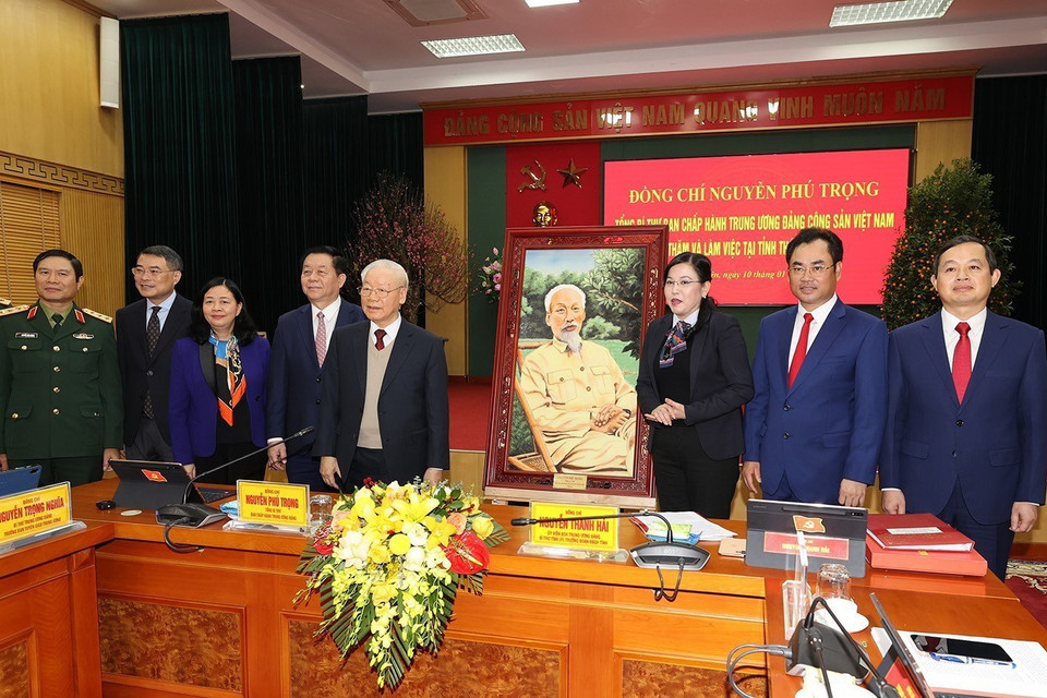 Tổng Bí thư Nguyễn Phú Trọng tặng bức tranh chân dung Bác Hồ cho Đảng bộ, chính quyền, quân và dân tỉnh Thái Nguyên. (Ảnh: Trí Dũng/TTXVN)