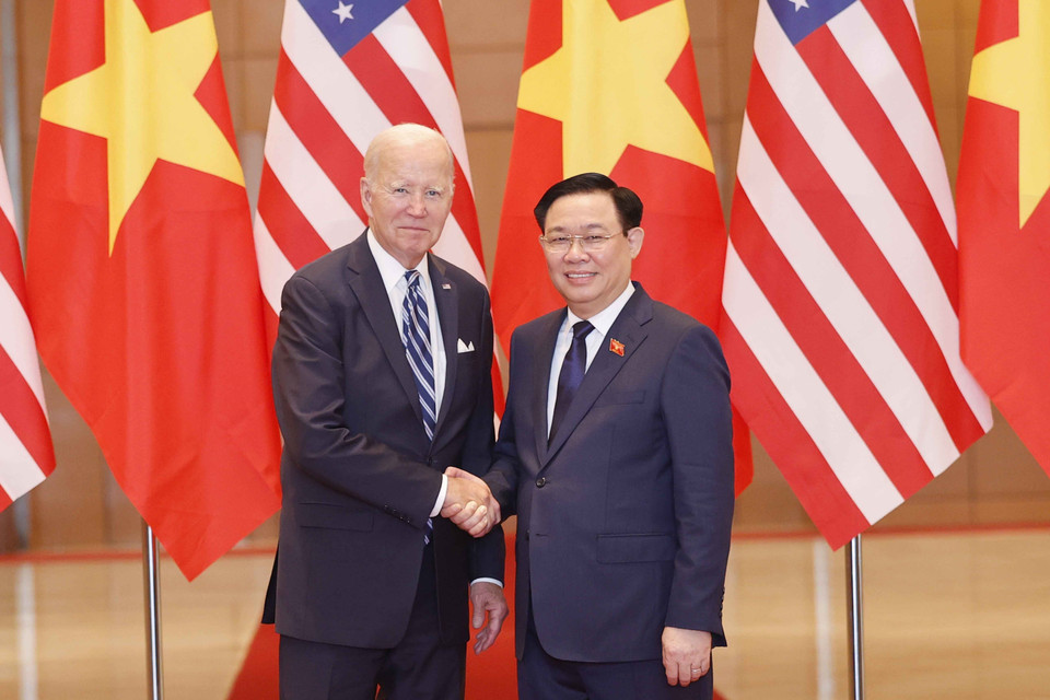 Chủ tịch Quốc hội Vương Đình Huệ và Tổng thống Hoa Kỳ Joe Biden. (Ảnh: Doãn Tấn/TTXVN)