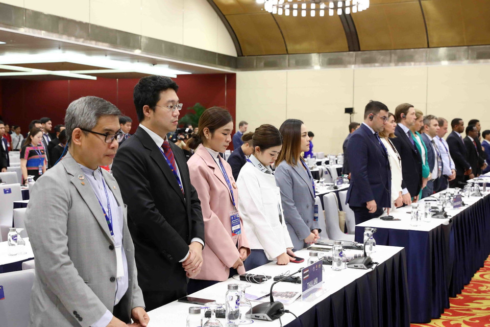 Các đại biểu tưởng niệm các nạn nhân xấu số trong vụ cháy xảy ra tại phố Khương Hạ, Thanh Xuân, Hà Nội. (Ảnh: TTXVN)