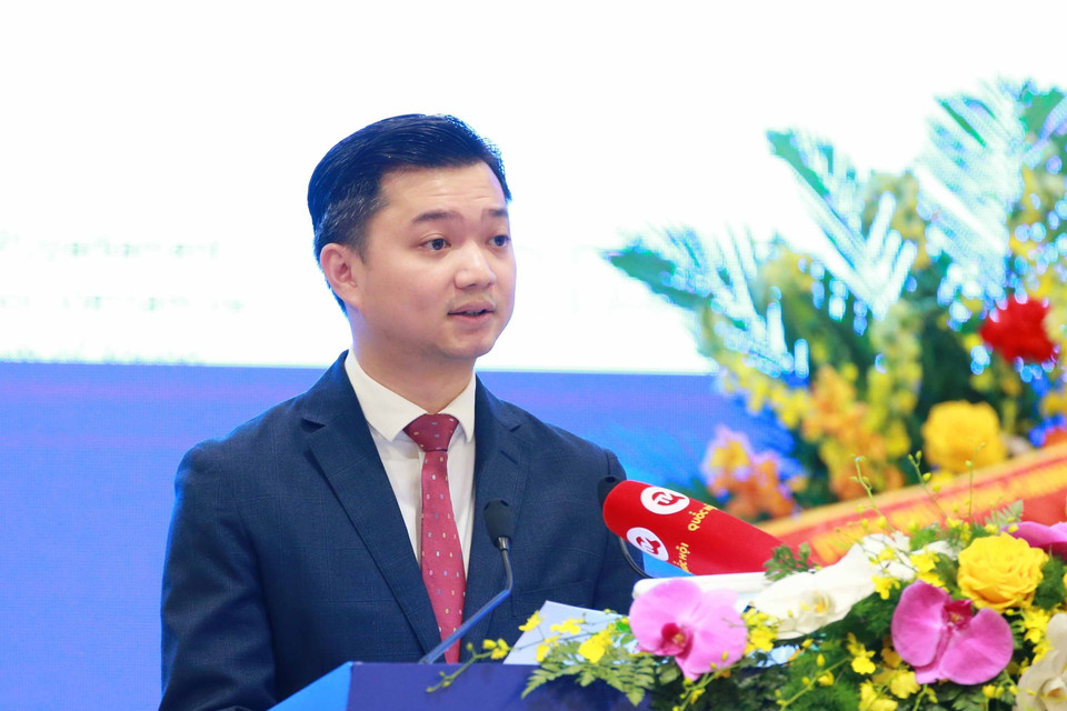 Bí thư Trung ương Đoàn Nguyễn Minh Triết trình bày báo cáo kết quả Tọa đàm 'Tăng cường năng lực số cho thanh niên.' (Ảnh: TTXVN)