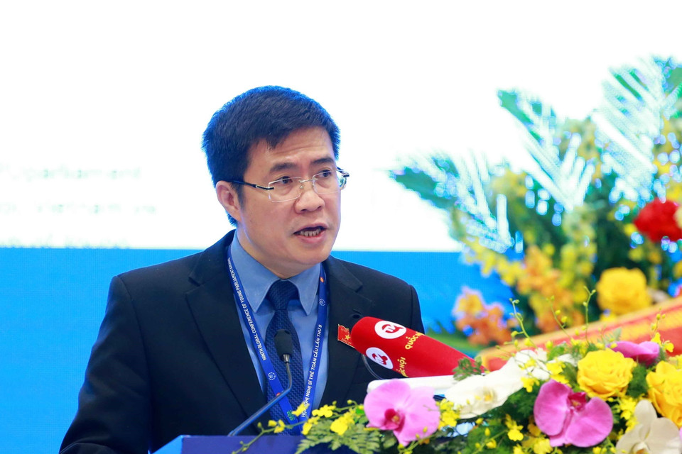 Đại biểu Quốc hội Việt Nam Hoàng Minh Hiếu trình bày Báo cáo tóm tắt của Phiên thảo luận. (Ảnh: TTXVN)