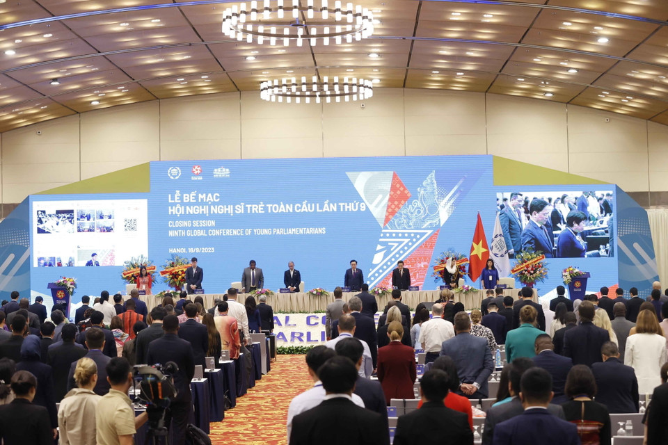 Chủ tịch Quốc hội Vương Đình Huệ và đại biểu thực hiện nghi thức tưởng niệm nạn nhân vụ hỏa hoạn, thiên tai tại Phiên bế mạc. (Ảnh: Doãn Tấn/TTXVN)