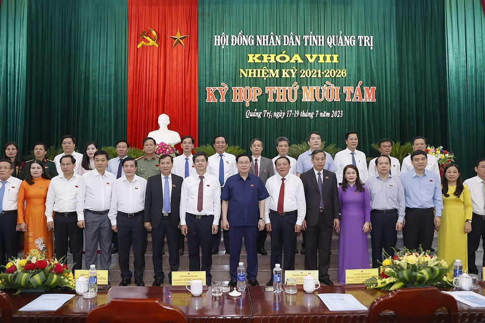 Chủ tịch Quốc hội Vương Đình Huệ chụp ảnh lưu niệm với đại biểu. (Ảnh: Doãn Tấn/TTXVN)