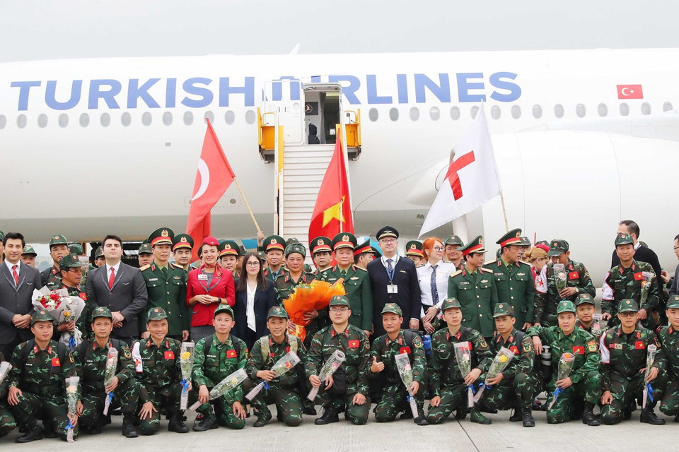 Thượng tướng Hoàng Xuân Chiến, Thứ trưởng Bộ Quốc phòng cùng lãnh đạo nhiều cơ quan, đơn vị thuộc Bộ Quốc phòng đón cán bộ, chiến sỹ hoàn thành xuất sắc nhiệm vụ từ Thổ Nhĩ Kỳ trở về. (Ảnh: Trọng Đức/TTXVN)