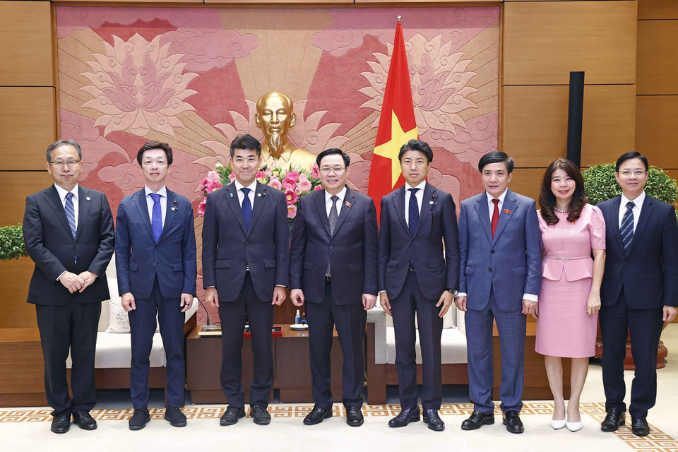 Chủ tịch Quốc hội Vương Đình Huệ và Chủ tịch Đảng Dân chủ Lập hiến Nhật Bản Izumi Kenta với các đại biểu. (Ảnh: Doãn Tấn/TTXVN)