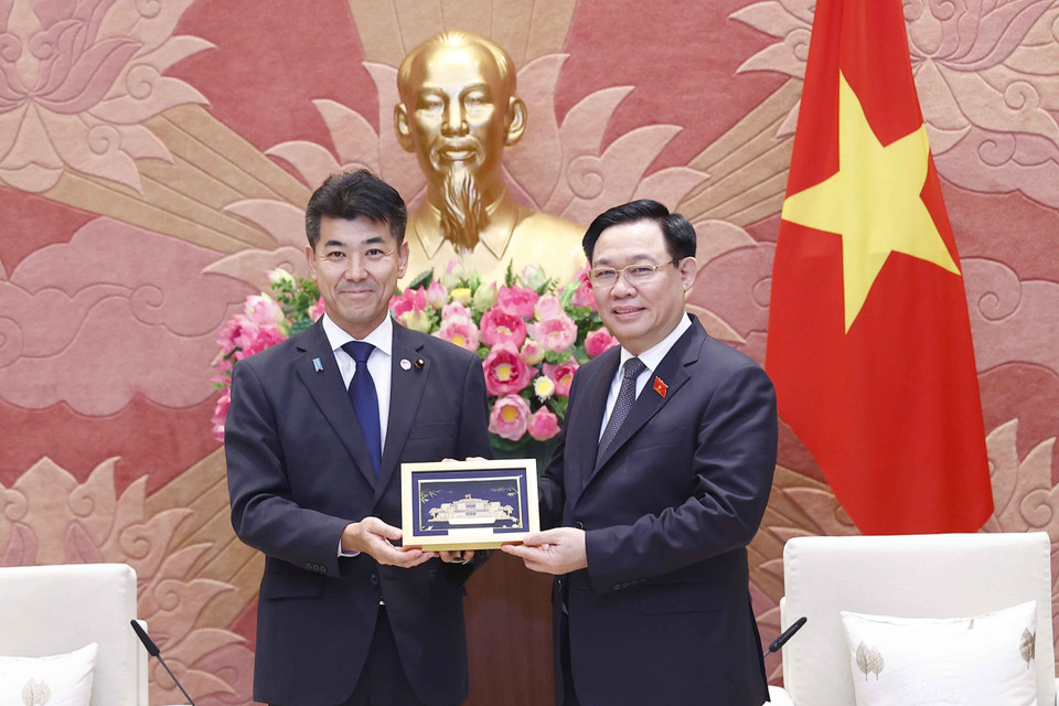 Chủ tịch Quốc hội Vương Đình Huệ tặng vật phẩm lưu niệm cho Chủ tịch Đảng Dân chủ Lập hiến Nhật Bản Izumi Kenta. (Ảnh: Doãn Tấn/TTXVN)