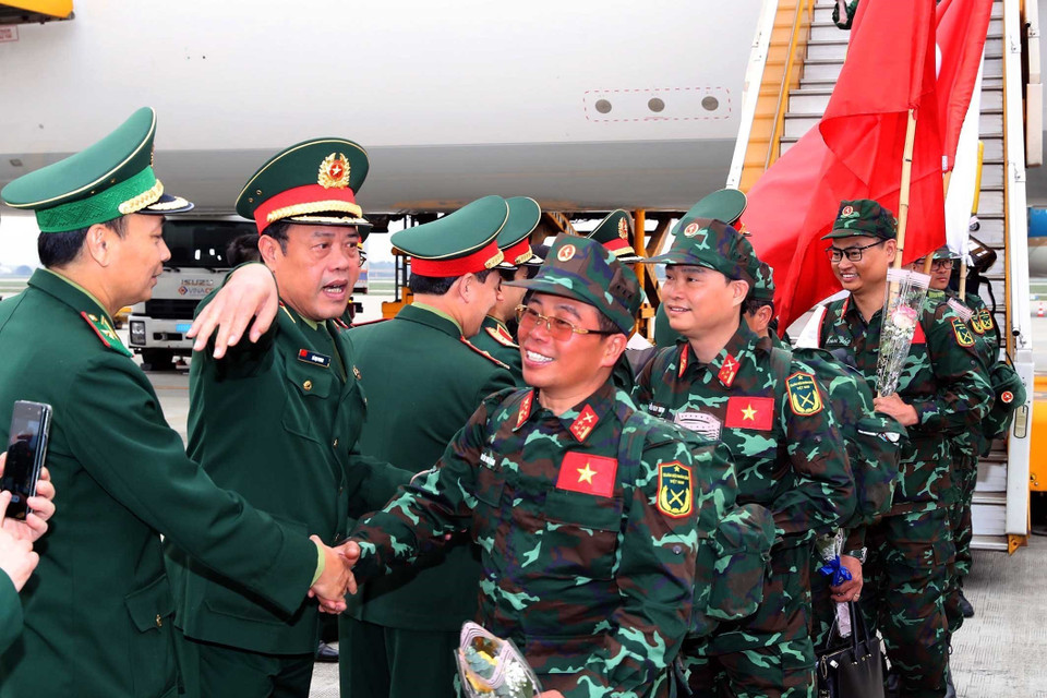 Lãnh đạo các cơ quan, đơn vị thuộc Bộ Quốc phòng đón cán bộ, chiến sỹ vừa hoàn thành xuất sắc nhiệm vụ ở Thổ Nhĩ Kỳ về đến sân bay Nội Bài. (Ảnh: Trọng Đức/TTXVN)