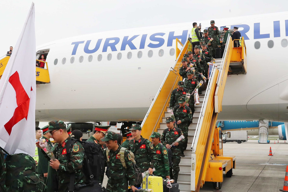 Cán bộ, chiến sỹ Quân đội nhân dân Việt Nam vừa hoàn thành xuất sắc nhiệm vụ ở Thổ Nhĩ Kỳ về đến Sân bay Nội Bài. (Ảnh: Trọng Đức/TTXVN)