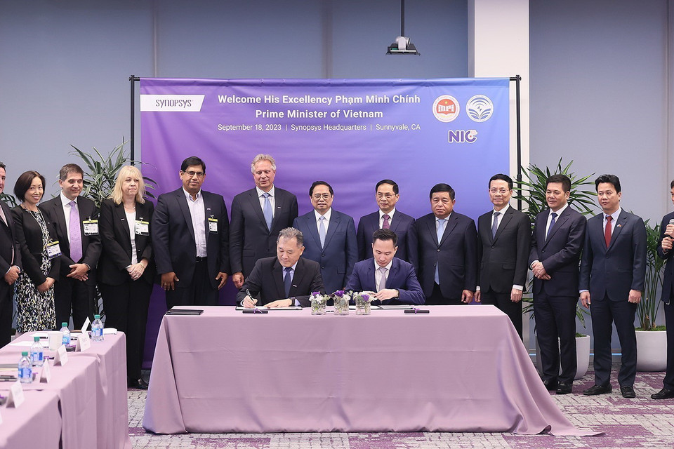 Thủ tướng Phạm Minh Chính chứng kiến ký kết hợp tác giữa Bộ Thông tin và Truyền thông với Công ty Synopsys. (Ảnh: Dương Giang/TTXVN)