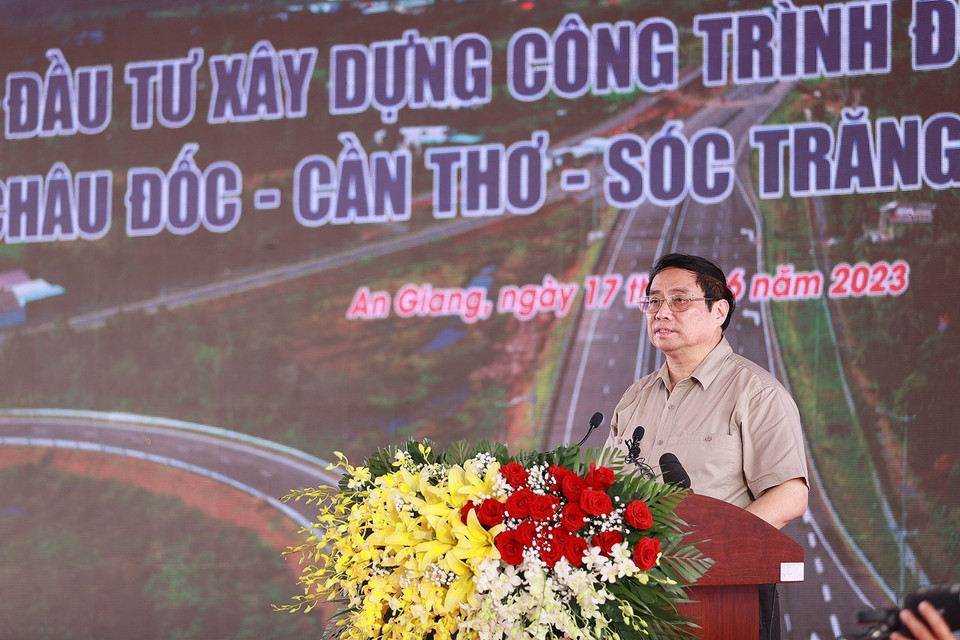Thủ tướng Phạm Minh Chính phát lệnh khởi công Dự án tuyến Đường bộ Cao tốc Sóc Trăng-Cần Thơ-Châu Đốc giai đoạn 1. (Ảnh: Dương Giang/TTXVN)