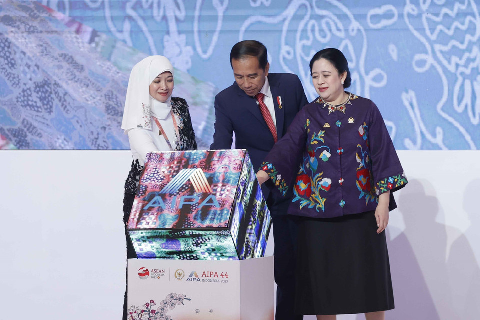 Tổng thống Indonesia Joko Widodo và Chủ tịch Hạ viện Indonesia, Chủ tịch AIPA 2023 Puan Maharani thực hiện nghi thức khai mạc. (Ảnh: Doãn Tấn/TTXVN)