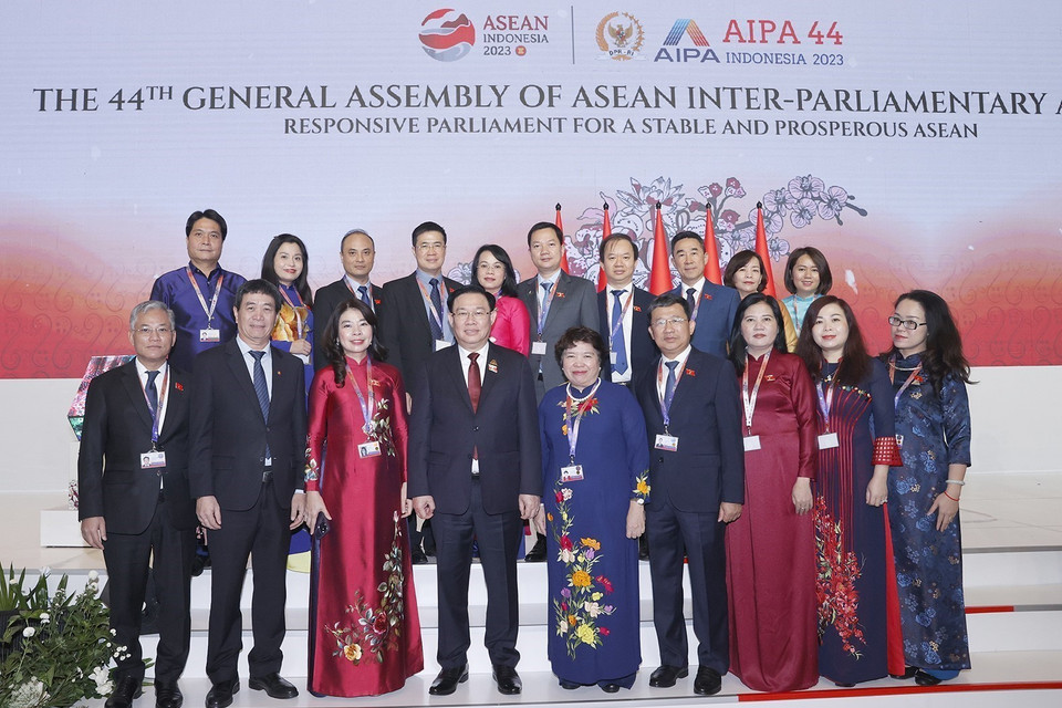 Chủ tịch Quốc hội Vương Đình Huệ và Đoàn đại biểu Việt Nam dự Lễ Khai mạc AIPA-44. (Ảnh: Doãn Tấn/TTXVN)