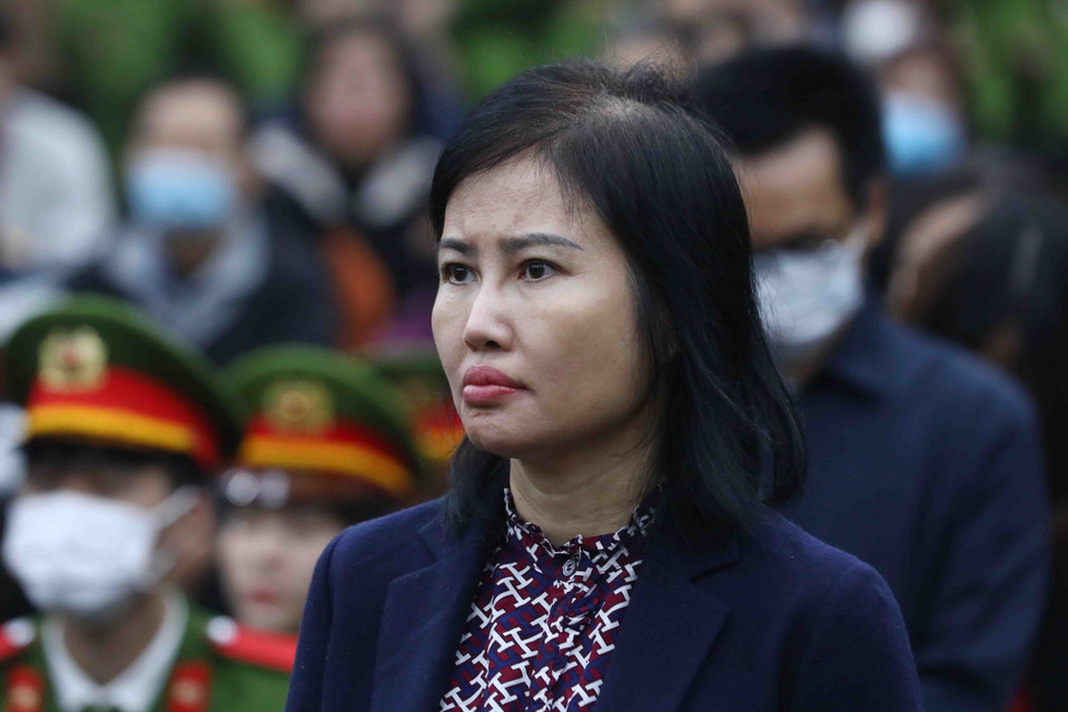 Bị cáo Hoàng Thị Thúy Nga, cựu Phó Tổng Giám đốc Công ty AIC, nghe chủ tọa tuyên án. (Ảnh: Phạm Kiên/TTXVN)