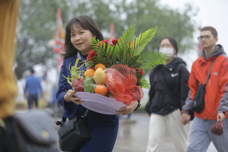 Người dân địa phương và du khách sắp lễ đến đền Trần. (Ảnh: Minh Quyết/TTXVN)