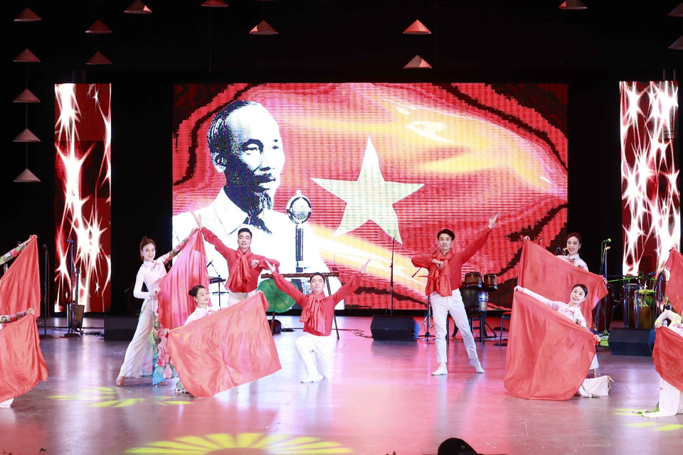 Tiết mục văn nghệ chào mừng lễ kỷ niệm. (Ảnh: Doãn Tấn/TTXVN)