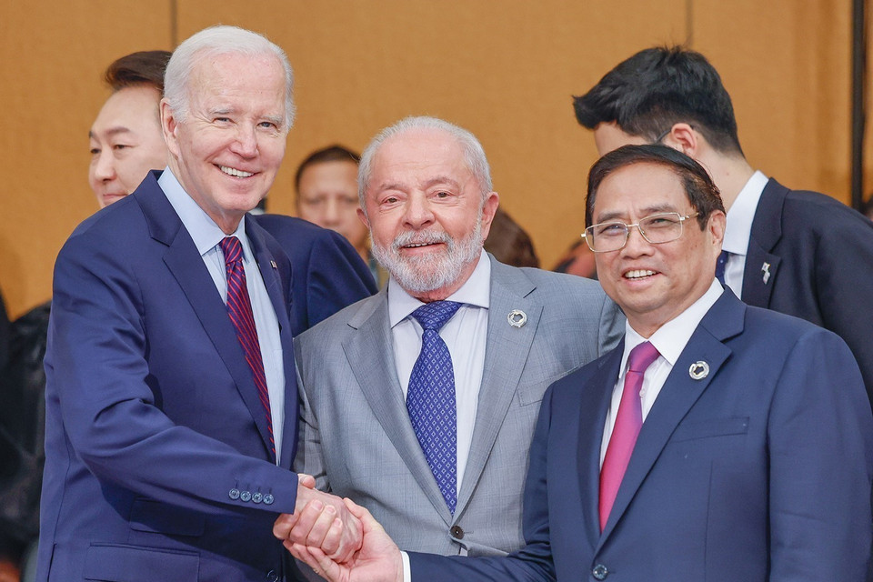 Thủ tướng Phạm Minh Chính cùng Tổng thống Hoa Kỳ Joe Biden và Tổng thống Brazil Luiz Inácio Lula da Silva tại phiên thảo luận. (Ảnh: Dương Giang/TTXVN)