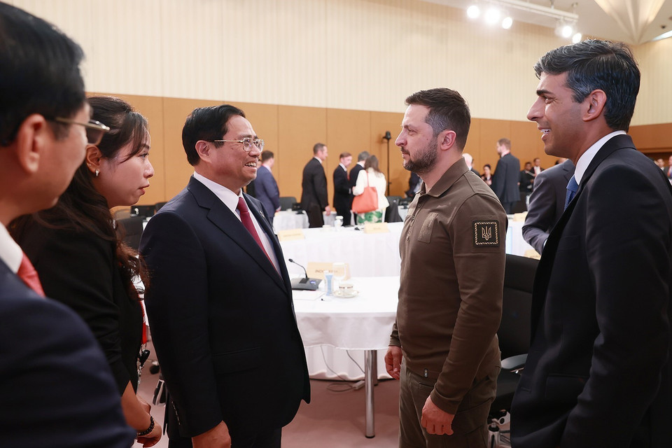 Thủ tướng Phạm Minh Chính gặp Tổng thống Ukraine Volodymyr Zelensky tại phiên thảo luận. (Ảnh: Dương Giang/TTXVN)