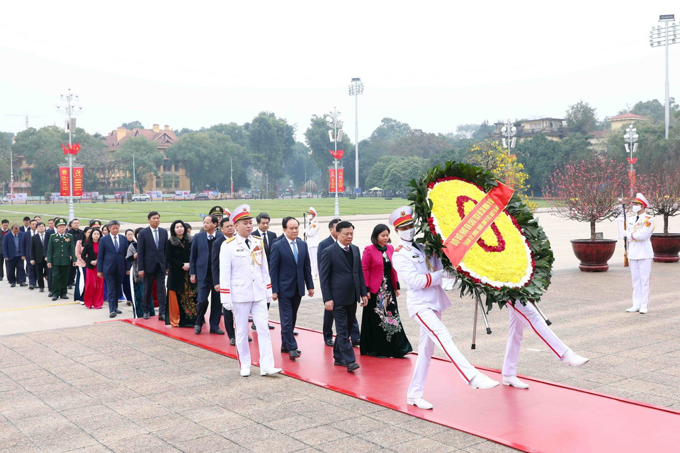 Đoàn đại biểu Thành ủy, Hội đồng Nhân dân, Ủy ban Nhân dân, Ủy ban MTTQ Việt Nam thành phố Hà Nội đến đặt vòng hoa và vào Lăng viếng Chủ tịch Hồ Chí Minh. (Ảnh: Phạm Kiên/TTXVN)