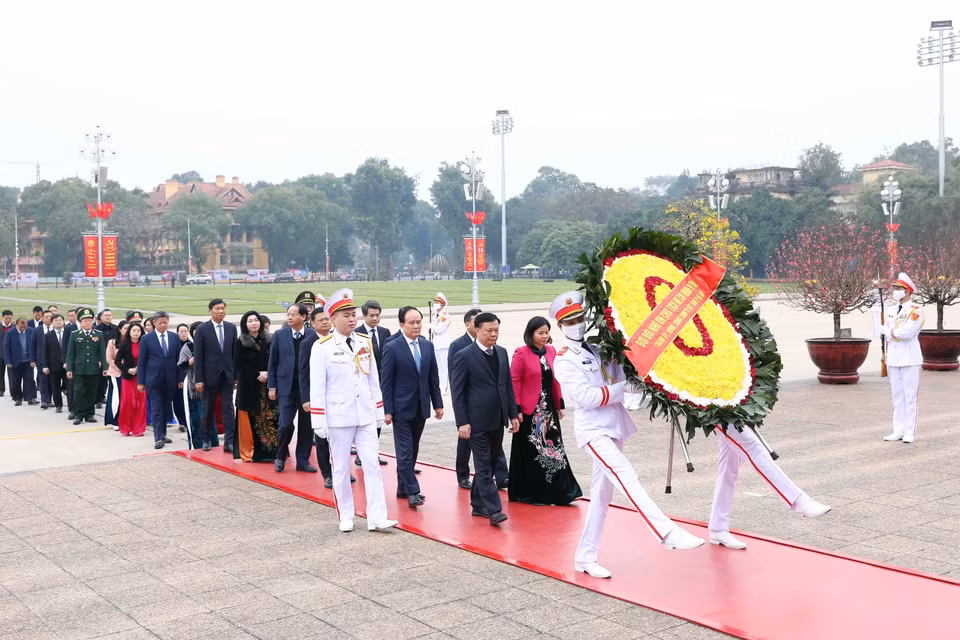 Đoàn đại biểu Thành ủy, Hội đồng Nhân dân, Ủy ban Nhân dân, Ủy ban MTTQ Việt Nam thành phố Hà Nội đến đặt vòng hoa và vào Lăng viếng Chủ tịch Hồ Chí Minh. (Ảnh: Phạm Kiên/TTXVN)