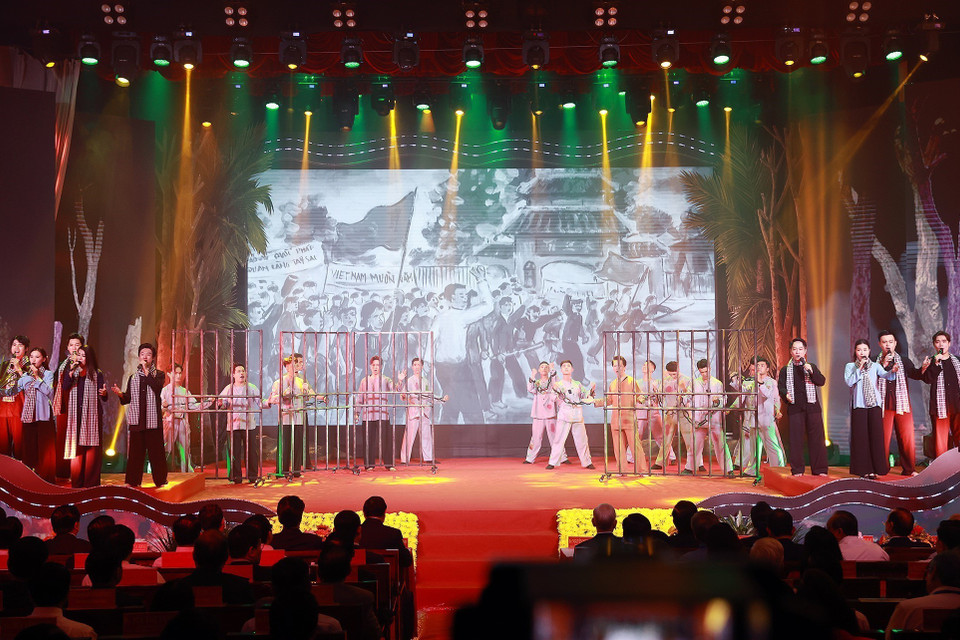 Chương trình nghệ thuật chào mừng Lễ kỷ niệm 110 năm ngày sinh ông Huỳnh Tấn Phát. (Ảnh: Dương Giang/TTXVN)